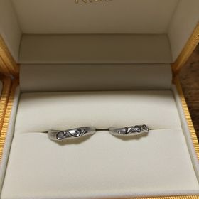 【ケイウノ ブライダル(K.UNO BRIDAL)の口コミ】 結婚指輪なので普段使いができるようにシンプルな形と、裏の刻印のデザイ…