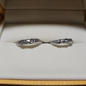 【ケイウノ ブライダル(K.UNO BRIDAL)の口コミ】 上品な曲線の唐草デザインが指元を美しく見せてくれる、洗練された指輪で…