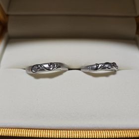 【ケイウノ ブライダル(K.UNO BRIDAL)】の口コミ 上品な曲線の唐草デザインが指元を美しく見せてくれる、洗練された指輪です...