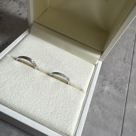 【VIVAGE(ヴィヴァージュ)の口コミ】 デザイン性に一目惚れしました。
男性の指輪は斜めに入るマット感が特徴で…