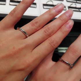 【ラザール ダイヤモンド(LAZARE DIAMOND)の口コミ】 繊細なミル打ち加工とデザインがとても気に入りました。スタイリッシュな…