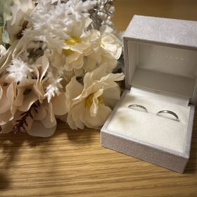 【Toi-lueur(トワル)の口コミ】 同じブランドですが、新婦の指輪はキラキラで新郎の指輪はマットのものを…