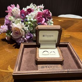 【TANZO.(鍛造指輪)の口コミ】 一部を鏡面仕上げ、大部分を槌目の模様＋マッドに仕上げて頂きました。
私…