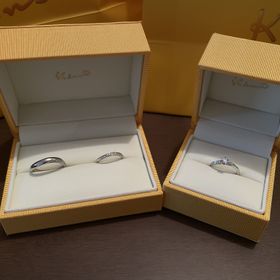 【ケイウノ ブライダル(K.UNO BRIDAL)】の口コミ ダイヤが一つのものから3つに分かれるもので、婚約指輪の大きいダイヤと、...