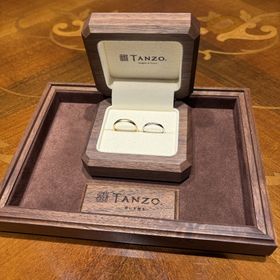 【TANZO.(鍛造指輪)の口コミ】 指輪のデザイン
二人の指輪の色が違くても、セットの柄があるのでペア感は…