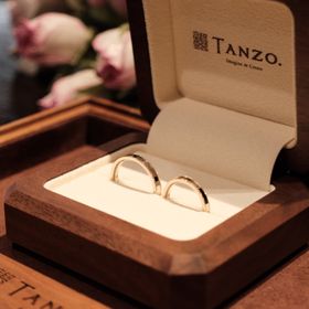 【TANZO.(鍛造指輪)の口コミ】 結婚指輪表面にジュエリーは付いていないものですが、キラキラと華やかな…
