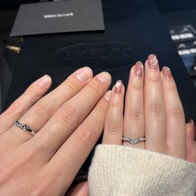 【エクセルコダイヤモンド(EXELCO DIAMOND)の口コミ】 指の形的にV字デザインのものが一番手が綺麗にみえるため、V字デザインの…