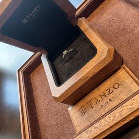 【TANZO.(鍛造指輪)】の口コミ 婚約指輪は天然ダイヤを自分で選べるので納得して選べる
納品時の輝きにと...