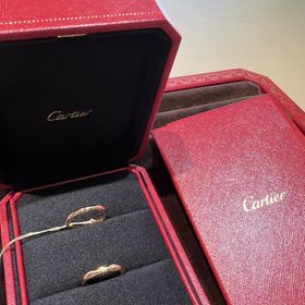 【カルティエ(Cartier)】の口コミ とてもシンプルではありますが、普段使いしやすく、他のアクセサリーを着け...