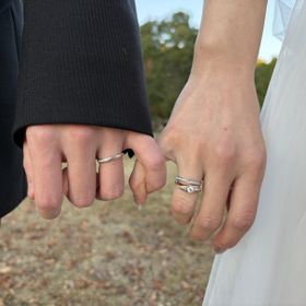 【銀座ダイヤモンドシライシの口コミ】 ダイアモンドが片面側全部埋められているので華やかでとても綺麗に思いま…