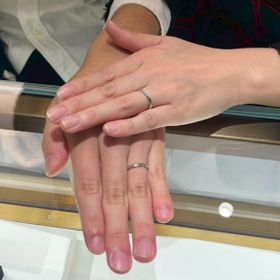 【ラザール ダイヤモンド(LAZARE DIAMOND)の口コミ】 いくつか探した中で、1番指が綺麗に見えて、ふたりのペア感をしっかり感じ…