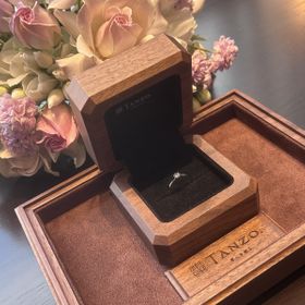 【TANZO.(鍛造指輪)の口コミ】 シンプルで普段使いしやすく、ダイヤモンドに光が当たるとよりいっそう綺…