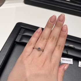 【ラザール ダイヤモンド(LAZARE DIAMOND)の口コミ】 王道の一粒ダイヤですが、サイドにミル打ちのデザイン加工がされており、…