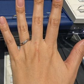 【銀座ダイヤモンドシライシの口コミ】 ウェーブの形で幅に厚みがあるデザインが自分に合うと思いました。ダイヤ…