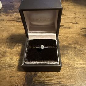 【アイプリモ(I-PRIMO)の口コミ】 シンプルなデザインでダイヤモンドの輝きが素晴らしい。リングが細身のデ…