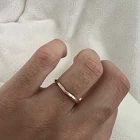 【TOWA(永遠)】の口コミ デザインがとてもシンプルで、指につけたときに主張しすぎないところが気に...