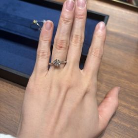 【4℃ BRIDAL(ヨンドシーブライダル)の口コミ】 シンプルで流行り廃りのないものがよく、高さがあるのでダイヤがより大き…