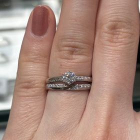【アイプリモ(I-PRIMO)の口コミ】 婚約指輪の重ね付けを重視していたのでU字タイプの物をチョイス。緩やかな…
