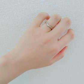 【俄(にわか)の口コミ】 ダイヤ有りとなしのシンプルなタイプとすごーく迷ったが、婚約指輪と合わ…