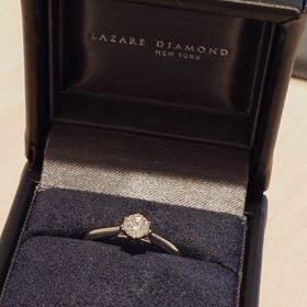 【ラザール ダイヤモンド(LAZARE DIAMOND)の口コミ】 まずは、王道な一粒ダイヤ的なデザインなところです。
どんなシーンでもつ…