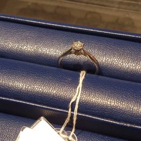 【銀座ダイヤモンドシライシの口コミ】 シンプルで、ダイヤモンドの輝きが素晴らしいです。
アームがダイヤモンド…