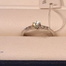 【ヴァンドーム青山(VENDOME AOYAMA)の口コミ】 連なったダイヤモンドがとても綺麗なリングです。
中央のダイヤモンドに向…