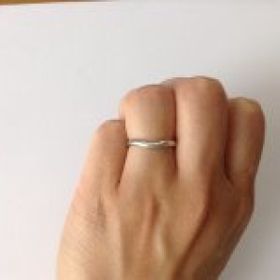 【ティファニー(Tiffany & Co.)の口コミ】 華奢な指輪が欲しかったため、線の細いものを選びました。ゆるくV字に曲線…