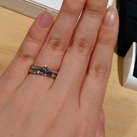 【ROYAL ASSCHER(ロイヤル・アッシャー)の口コミ】 つけ心地が滑らかでした。テーブル下でも輝くカットで、透明度の高いダイ…