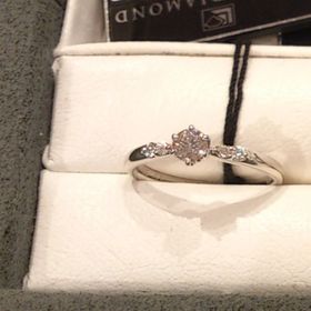 【ラザール ダイヤモンド【取扱店販売】の口コミ】 中央のダイヤモンドに向かって、アームとメレダイヤがシェイプしているの…