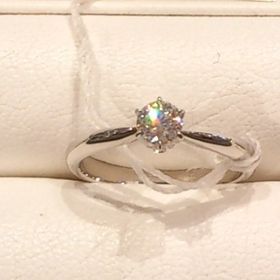 【モニッケンダム(MONNICKENDAM)の口コミ】 アームが中央に向かってかなりシェイプされていて、ダイヤモンドの輝きが…