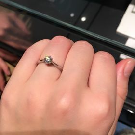 【銀座ダイヤモンドシライシの口コミ】 王道の婚約指輪と言った感じのデザインですが、細部にまでこだわったとて…