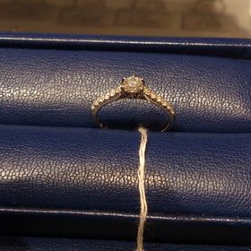 【銀座ダイヤモンドシライシの口コミ】 メレダイヤが連なり、中央のダイヤの輝きをさらに引き立てていて、とても…