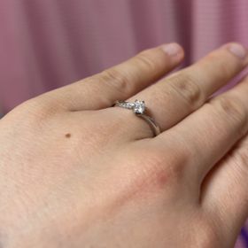 【アイプリモ(I-PRIMO)の口コミ】 ウェーブ型の指輪で、真ん中にキラキラ輝くダイヤモンドが一つあります。…