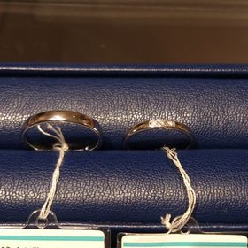 【銀座ダイヤモンドシライシの口コミ】 アームがストレートで、そこにダイヤモンドが3石入っています。
シンプル…