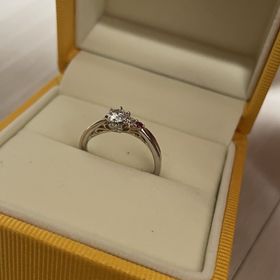 【ケイウノ ブライダル(K.UNO BRIDAL)の口コミ】 デザインとしてはシンプルかつ、他と被らないようなものにしました。
上か…