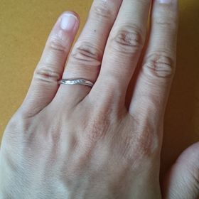 【銀座ダイヤモンドシライシの口コミ】 はじめは、シンプルなものでダイヤが一つストレートなデザインがいいと思…
