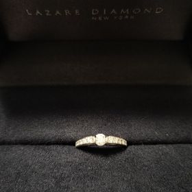 【ラザール ダイヤモンド(LAZARE DIAMOND)の口コミ】 ハーフエタニティで真ん中にやや大きいダイヤがついたデザインです。結婚…