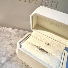 【AbHeri(アベリ)】の口コミ シンプルなデザインですが、アームにひねりがあったり、ダイヤモンドの部分...