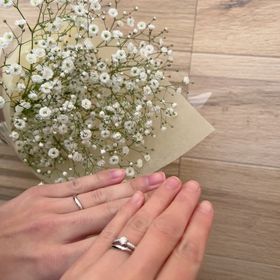 【銀座ダイヤモンドシライシの口コミ】 シンプルなウェーブデザインで、普段付けできます。
婚約指輪との重ね付け…