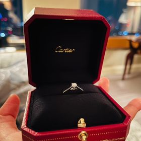 【カルティエ(Cartier)の口コミ】 シンプルなデザインで流行り廃りに関係なく着けられるなと思いました。
あ…