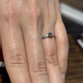 【TOWA(永遠)の口コミ】 横に入っているダイヤが同じ大きさではなく、外に向かって小さくなってい…