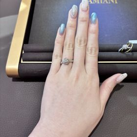 【DAMIANI(ダミアーニ)】の口コミ 華やかで印象的なデザインです。ザ・婚約指輪というデザイン以外で探してい...