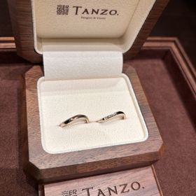 【TANZO.(鍛造指輪)の口コミ】 ラインのテイストがとても気に入っています。
またこの指輪は、特別な日だ…