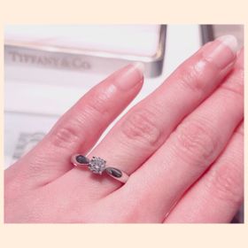 【ティファニー(Tiffany & Co.)の口コミ】 デザイン  ★★★☆☆
価格         ★★★★★

中央に向けてくびれのあるアームは…