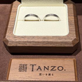 【TANZO.(鍛造指輪)の口コミ】 コンビの指輪は、どの角度から見ても素敵です。太い指でも綺麗に映えます…