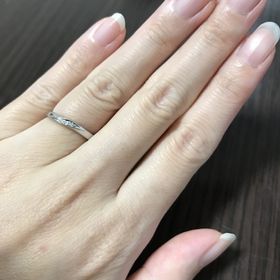 【銀座ダイヤモンドシライシの口コミ】 もう一つ候補があり迷っていました。石がたくさんついててゴージャスな感…