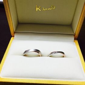 【ケイウノ ブライダル(K.UNO BRIDAL)の口コミ】 指が太くてゴツゴツしてる方なので、指が細く見えるように、リングも細め…