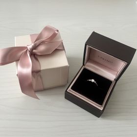 【アイプリモ(I-PRIMO)の口コミ】 両側にもダイヤモンドがついているデザインが可愛らしくて決めました！
元…