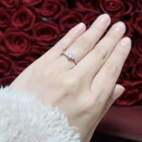 【ラザール ダイヤモンド【取扱店販売】】の口コミ 王道のストレートタイプなのがお気に入りです。一粒タイプで考えていたので...