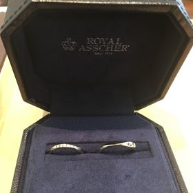 【ROYAL ASSCHER(ロイヤル・アッシャー)の口コミ】 ダイヤの輝きが目立つのを探していて、店長さんにロイヤルアッシャーを進…